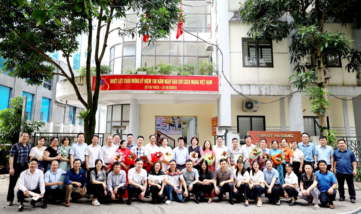 Các đồng chí nghỉ chế độ chụp ảnh lưu niệm cùng các đồng chí trong cơ quan.