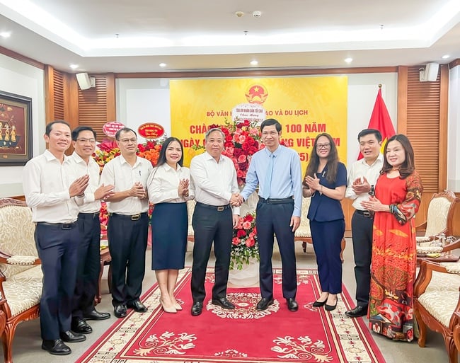 Nhiều cơ quan, đơn vị chúc mừng Bộ VHTTDL nhân kỷ niệm 100 năm Ngày Báo chí Cách mạng Việt Nam - Ảnh 2.