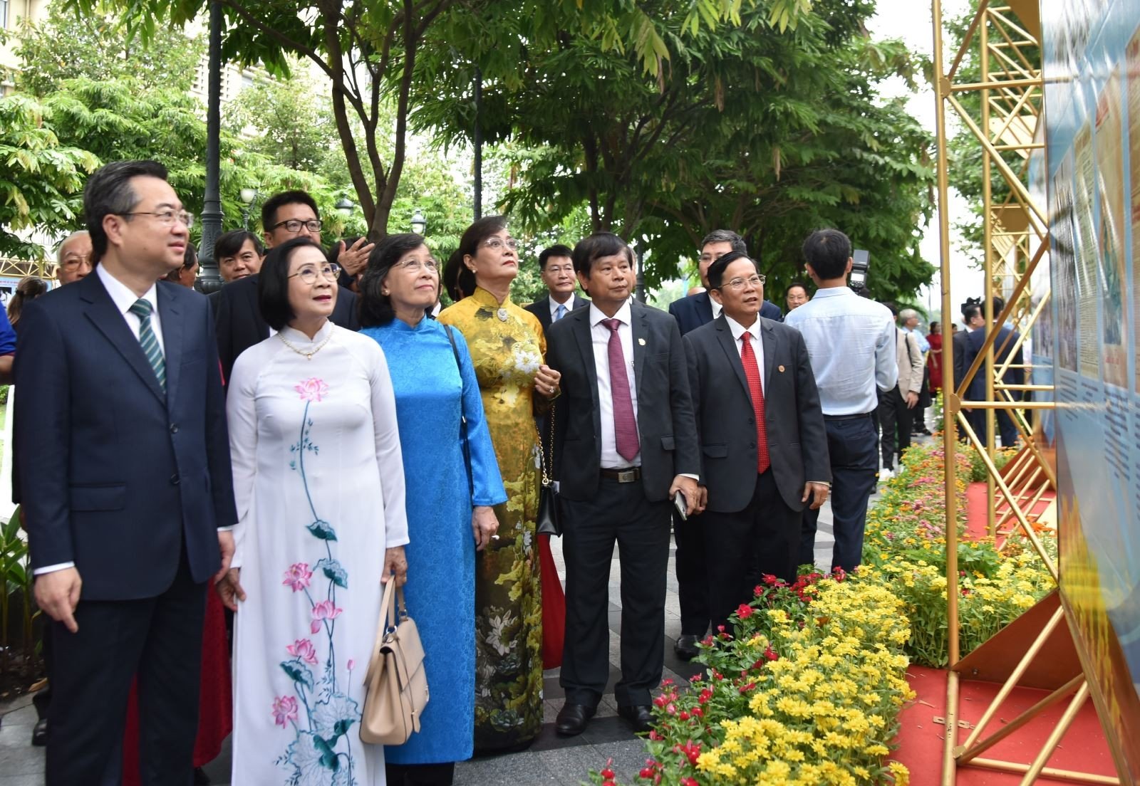 Phó Bí thư Thường trực Thành ủy TP Hồ Chí Minh Nguyễn Thanh Nghị và các đại biểu cùng tham quan không gian triển lãm sau lễ khai mạc.