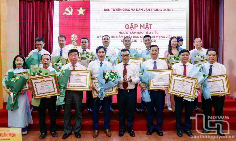 Các cá nhân làm báo tiêu biểu có thành tích xuất sắc trong phong trào thi đua kỷ niệm 100 năm Ngày Báo chí cách mạng Việt Nam nhận Bằng khen của Ban Tuyên giáo và Dân vận Trung ương.