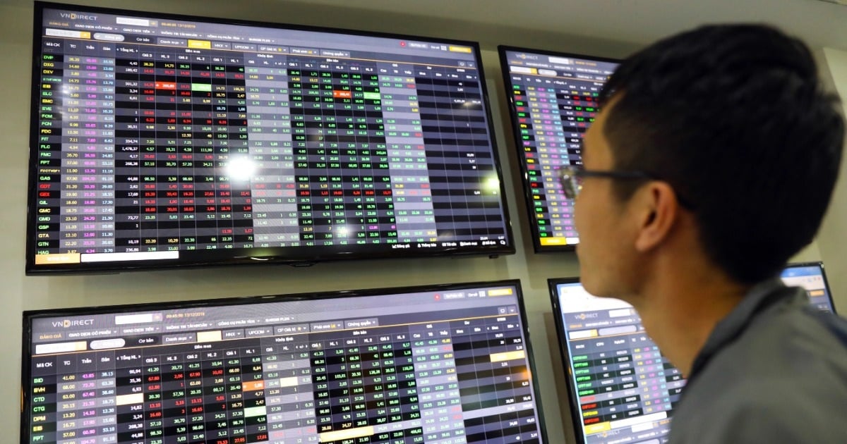 VN-Index conquers peak of 1,350 points, Techcombank shares "carry" the market