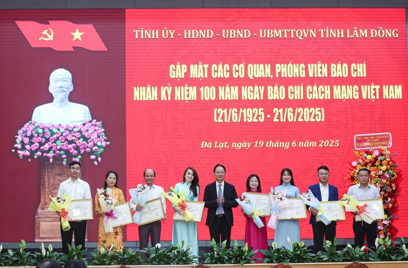 Ông Trần Hồng Thái - Chủ tịch Lâm Đồng trao giải cho các tác giải đạt giải ở thể loại báo in.