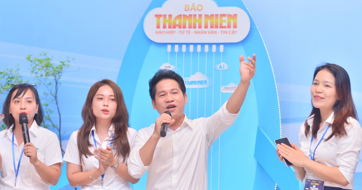 Ca sĩ Trọng Tấn giao lưu cùng độc giả Báo Thanh Niên tại Hội Báo toàn quốc