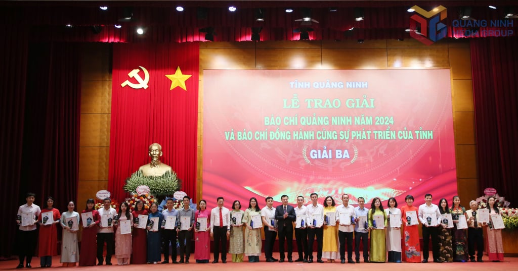 Hội Nhà báo tỉnh trao giải Ba cho các tác giả đoạt giải.