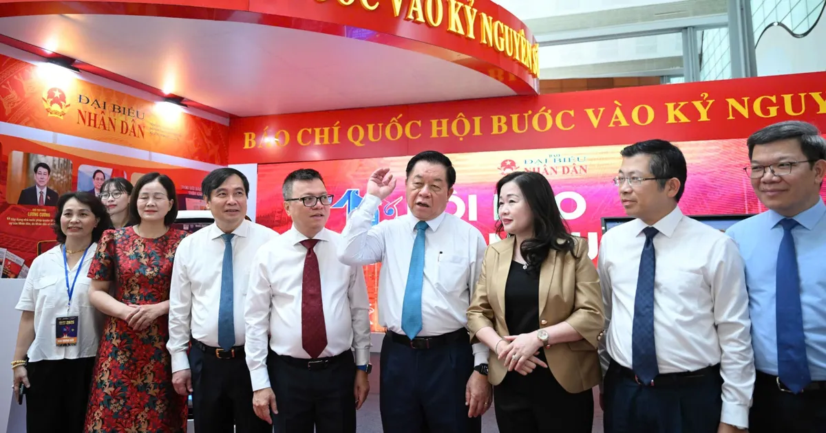Đông đảo công chúng và thế hệ làm báo về dự khai mạc Hội báo toàn quốc 2025