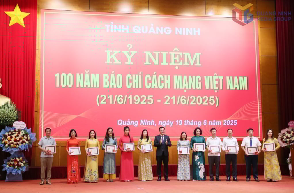 Các hội viên tiêu biểu Hội Nhà báo tỉnh nhận Kỷ niệm chương 