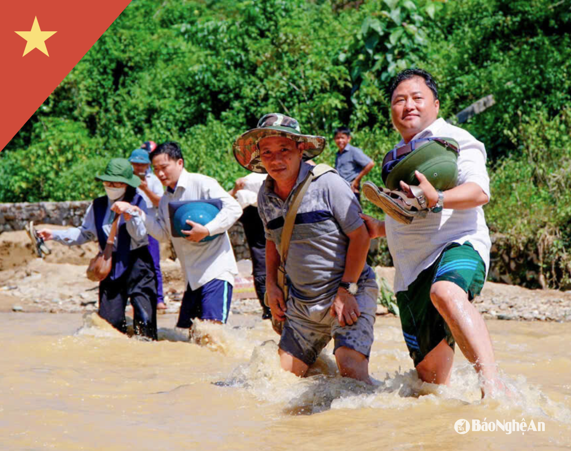 nhom-phong-vien-bao-nghe-an-vuot-suoi-tiep-can-vung-dan-cu-bi-co-lap-do-sat-lo-lu-quet-tai-xa-bao-nam-ky-son(1).png