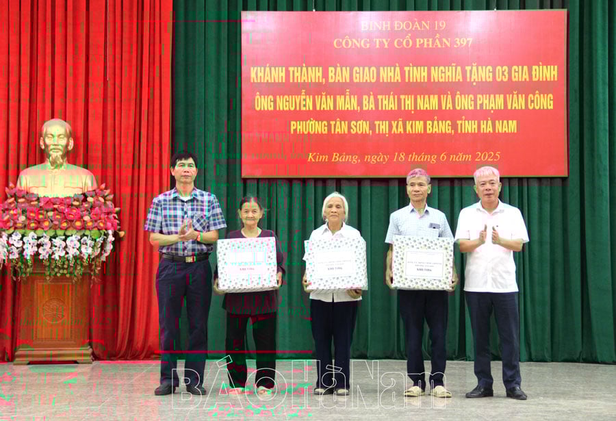 Bàn giao kinh phí hỗ trợ xây dựng 3 căn nhà tình nghĩa tại phường Tân Sơn