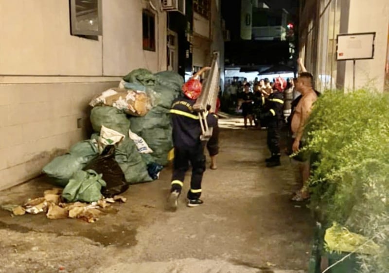 Rescued 2 people in a fire at dawn -1