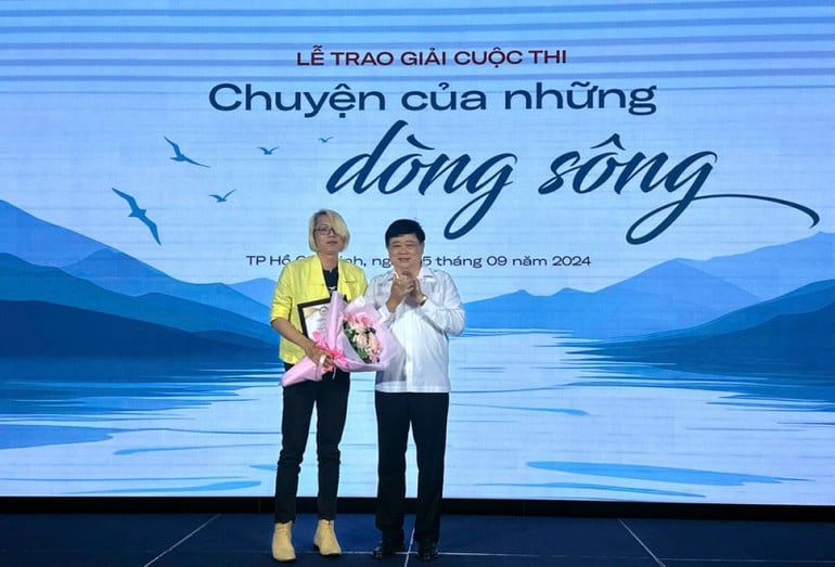 nha-van-tong-phuoc-bao-nhan-giai-1727953962704.jpg