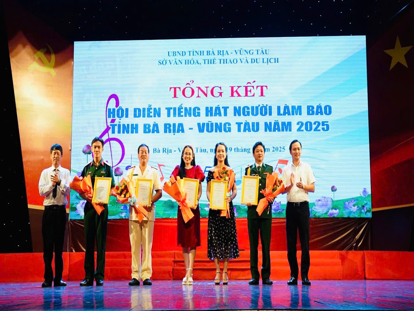Ban tổ chức trao giải B đến các tác giả đạt giải.
