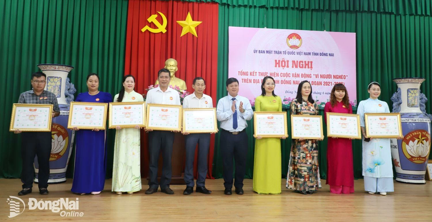 Phó chủ tịch Ủy ban MTTQ Việt Nam tỉnh Vũ Đình Trung trao bằng khen cho các tập thể, cá nhân có thành tích cao trong thực hiện Cuộc vận động Vì người nghèo. Ảnh: My Ny

