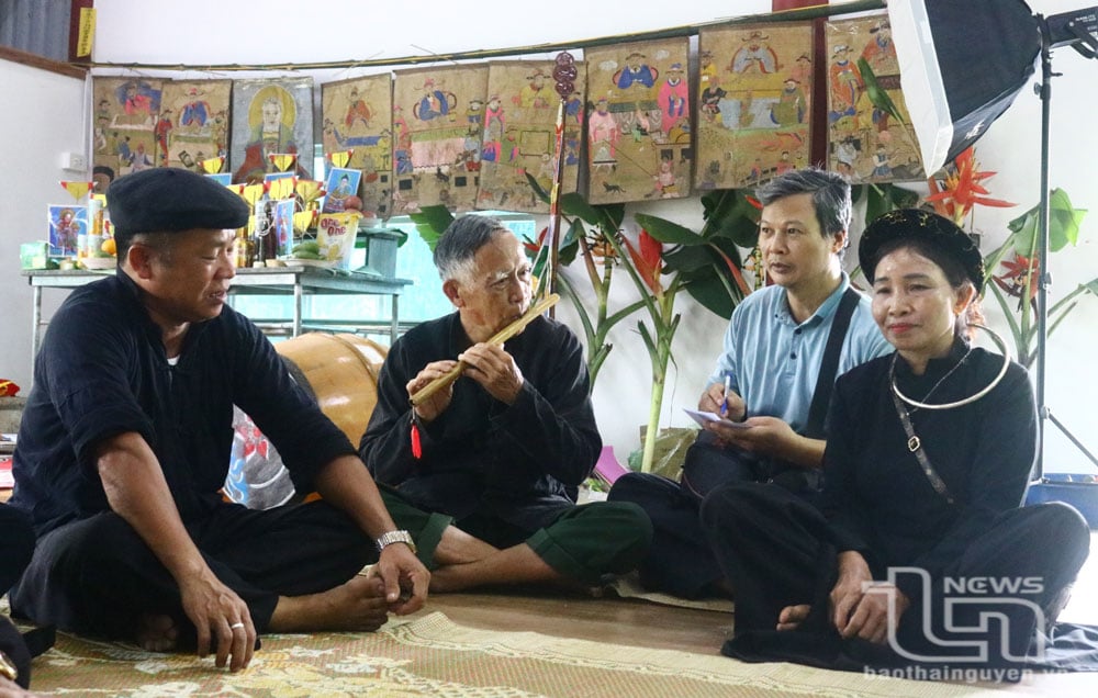 អ្នកកាសែត Pham Ngoc Chuan ក្នុងដំណើរធ្វើរបាយការណ៍ទៅកាន់តំបន់ជនជាតិភាគតិចនៃខេត្ត។