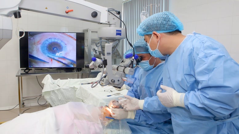 Hue Central Hospital successfully performed 4 heart, liver, and cornea transplants across Vietnam - Photo 3.