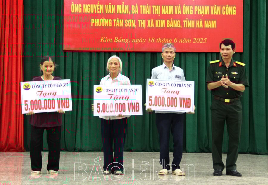 Bàn giao kinh phí hỗ trợ xây dựng 3 căn nhà tình nghĩa tại phường Tân Sơn