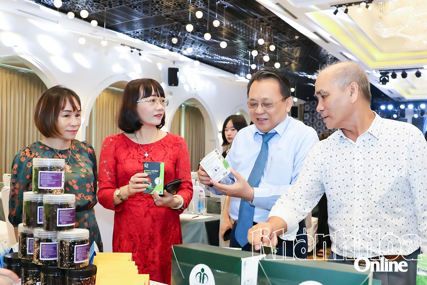 지방 지도자들이 5성급 OCOP 제품인 Tri Tin Sea Grapes의 소유주와 논의합니다.