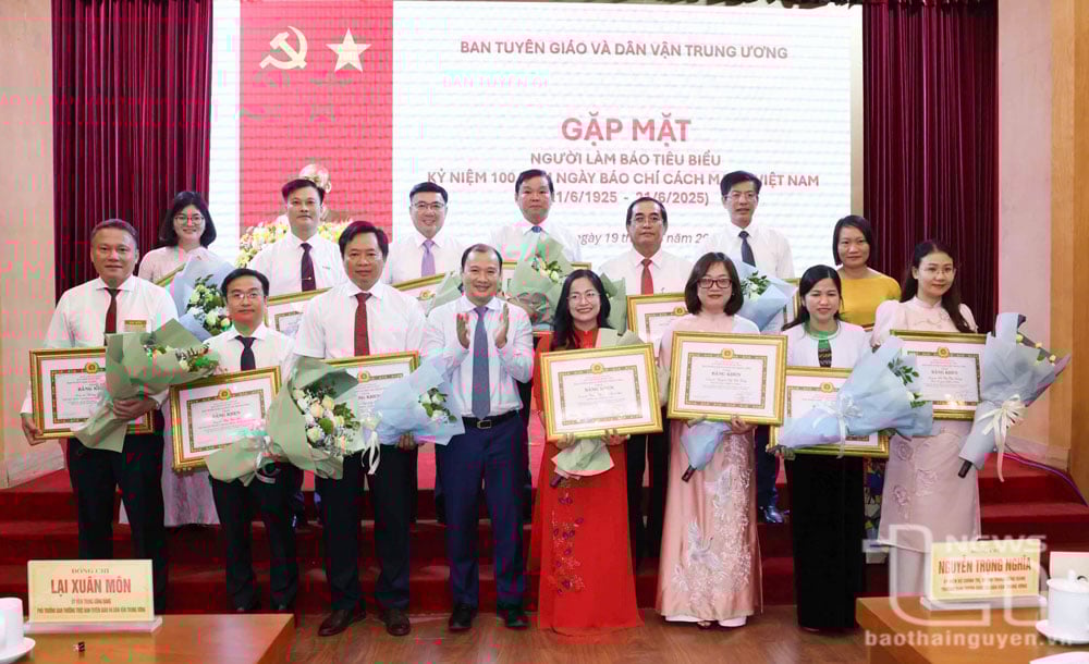 Nhà báo Thân Thị Mai Linh Lan (hàng trên - thứ 4 từ phải sang), phóng viên Phòng Xây dựng Đảng - Nội chính, Báo Thái Nguyên, vinh dự nhận Bằng khen của Ban Tuyên giáo và Dân vận Trung ương.
