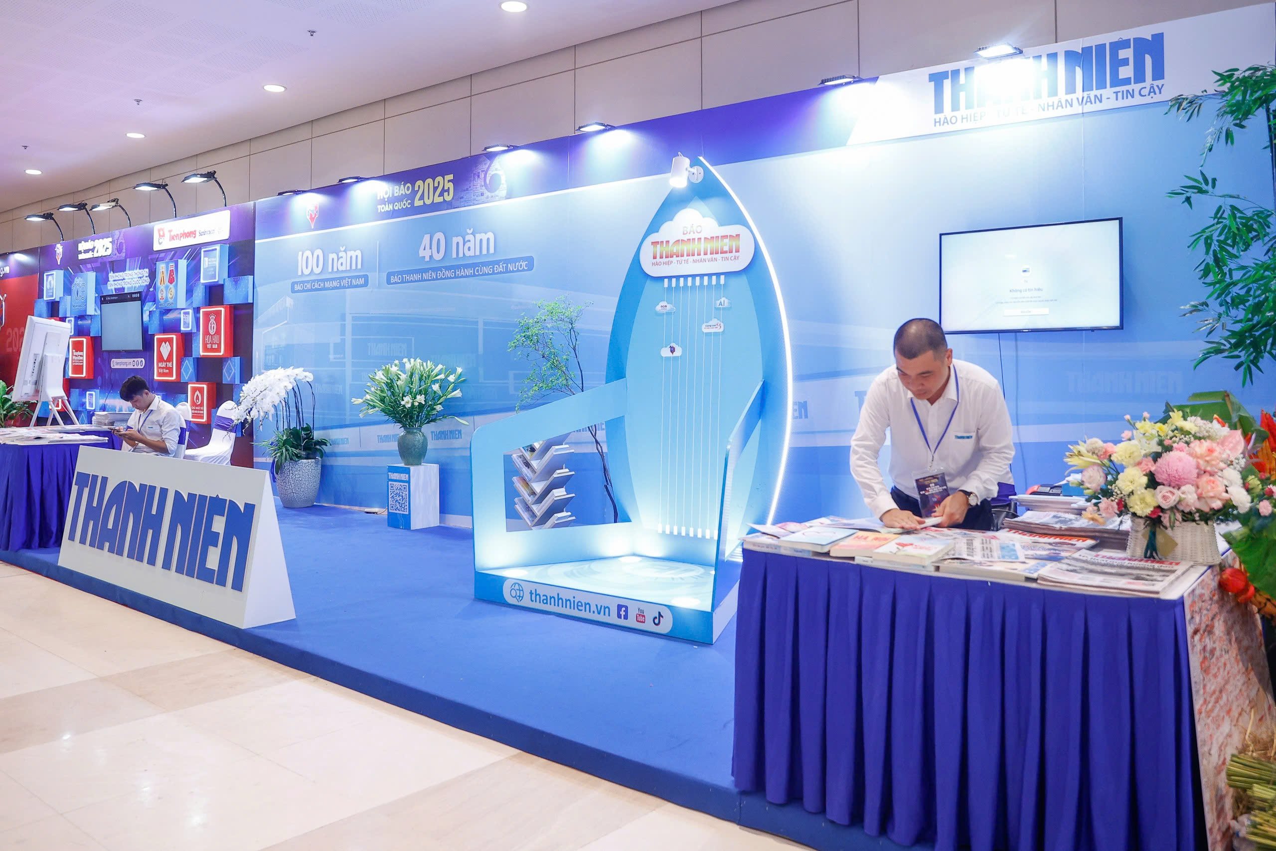 Ca sĩ Trọng Tấn giao lưu cùng độc giả Báo Thanh Niên tại Hội Báo toàn quốc- Ảnh 1.
