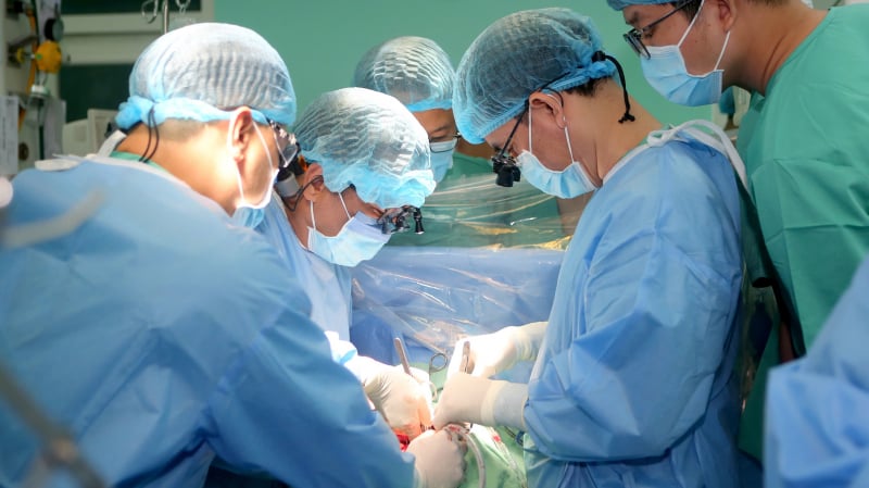 ベトナム全土で心臓、肝臓、角膜の移植手術4件を医師たちが時間と競争 -0