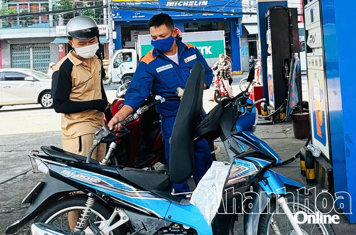 Người dân đổ xăng ở Nha Trang chiều 19-6.