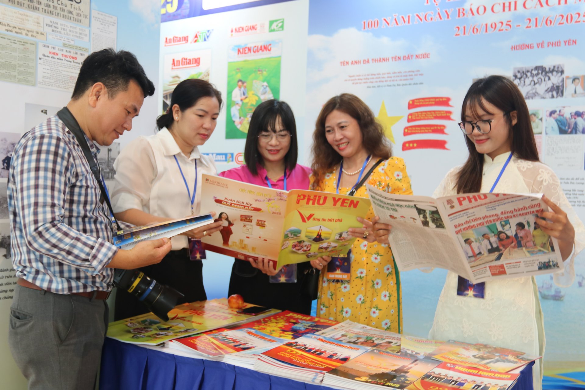 Các đại biểu tham quan gian trưng bày của Hội Nhà báo Phú Yên và xem các ấn phẩm của Phú Yên. Ảnh: HÀ MY