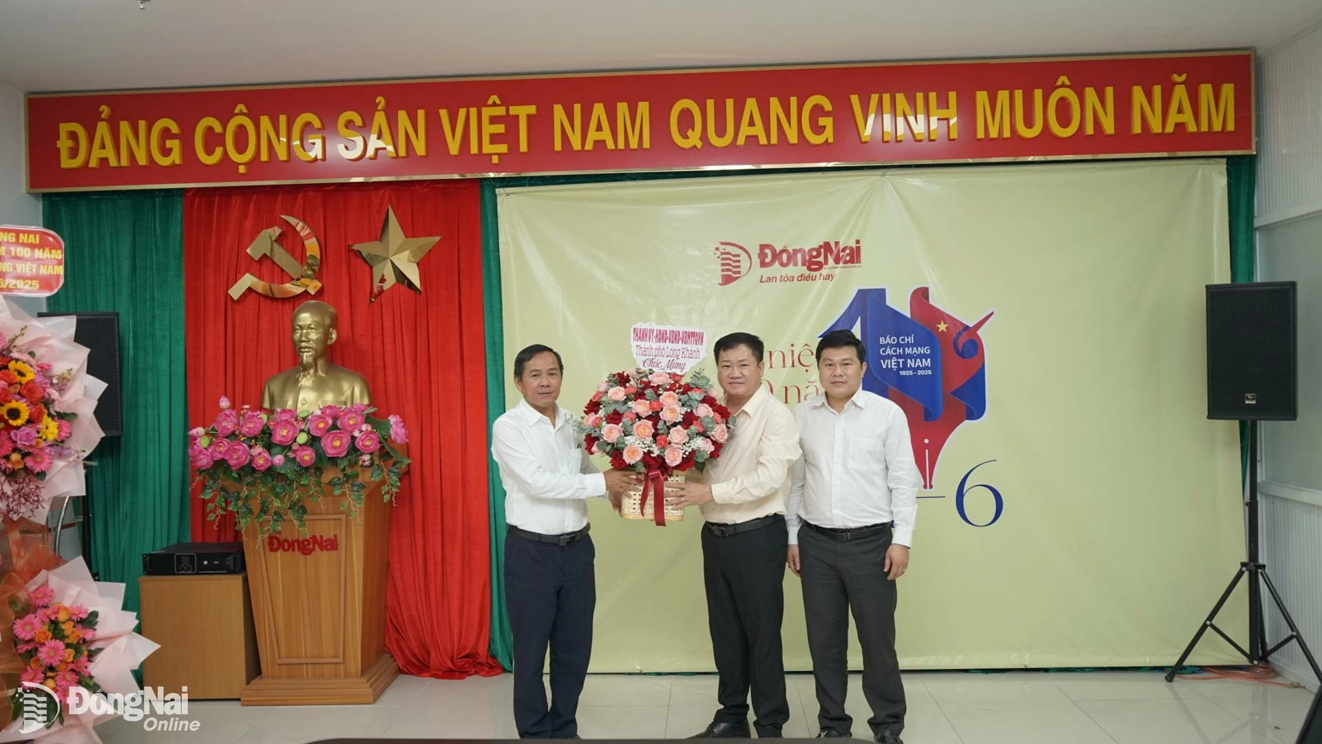 Đại diện Thành ủy, HĐND, UBND, Ủy ban MTTQ Việt Nam thành phố Long Khánh thăm và tặng hoa chúc mừng Báo Đồng Nai. Ảnh: Lê Duy