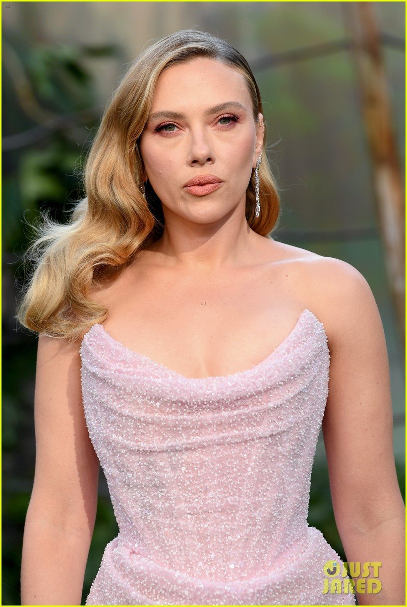 scarlett johansson Jonathan bailey jurassic world rebirth london premiere 20.jpg