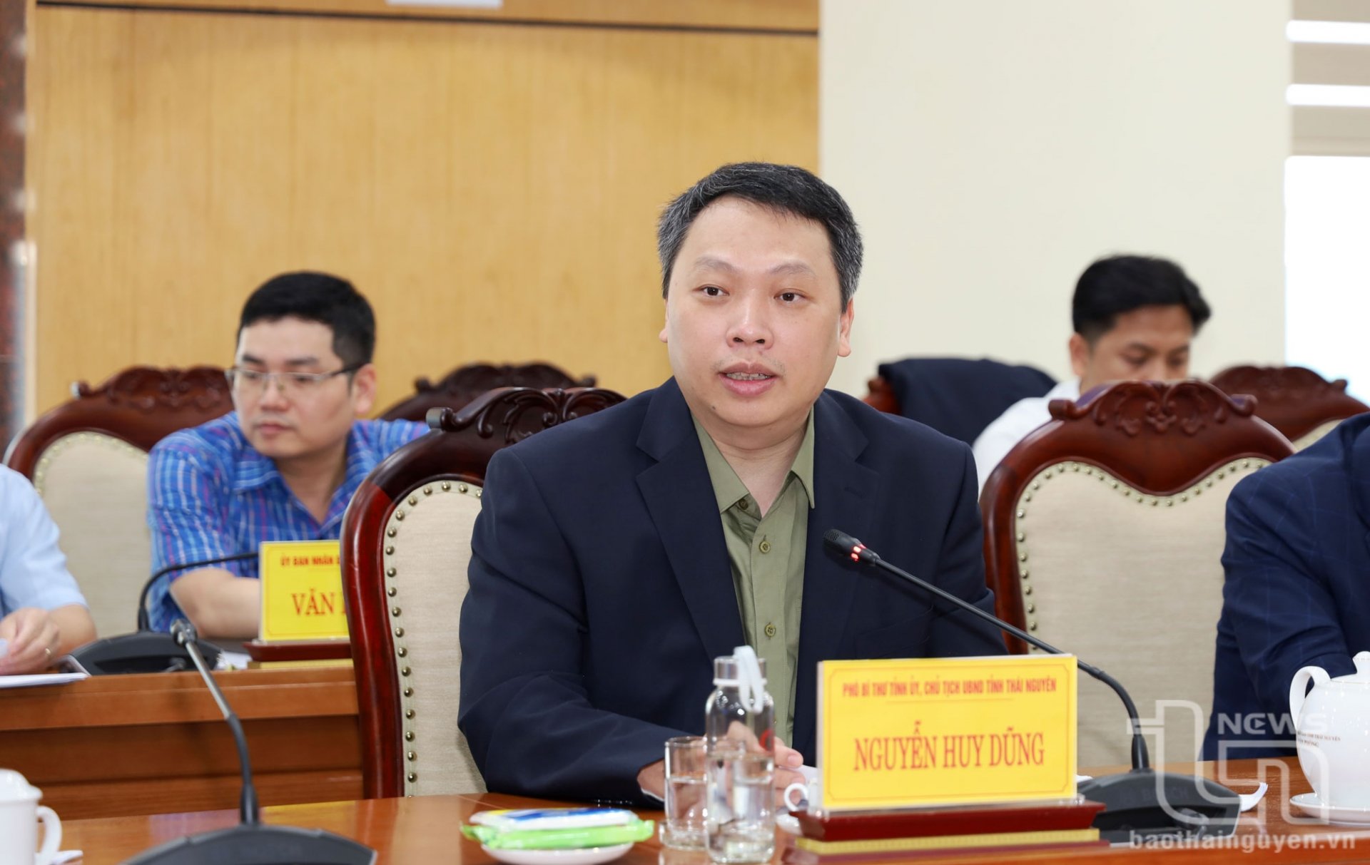 Trao đổi tại Lễ ký kết, đồng chí Chủ tịch UBND tỉnh Nguyễn Huy Dũng