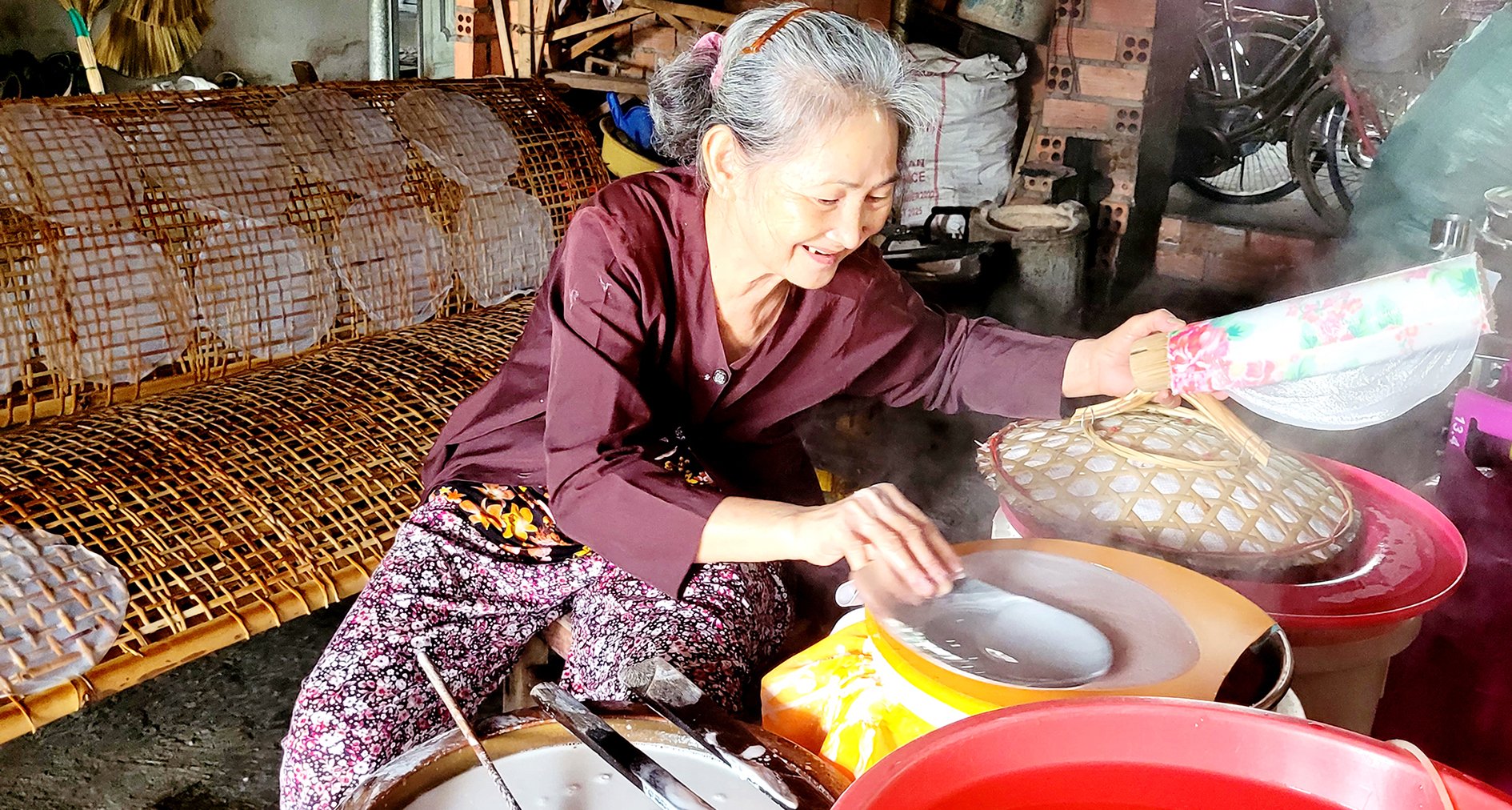 Bà Dương Thị Ốm, xã Tam An, huyện Long Đất đang tráng bánh.