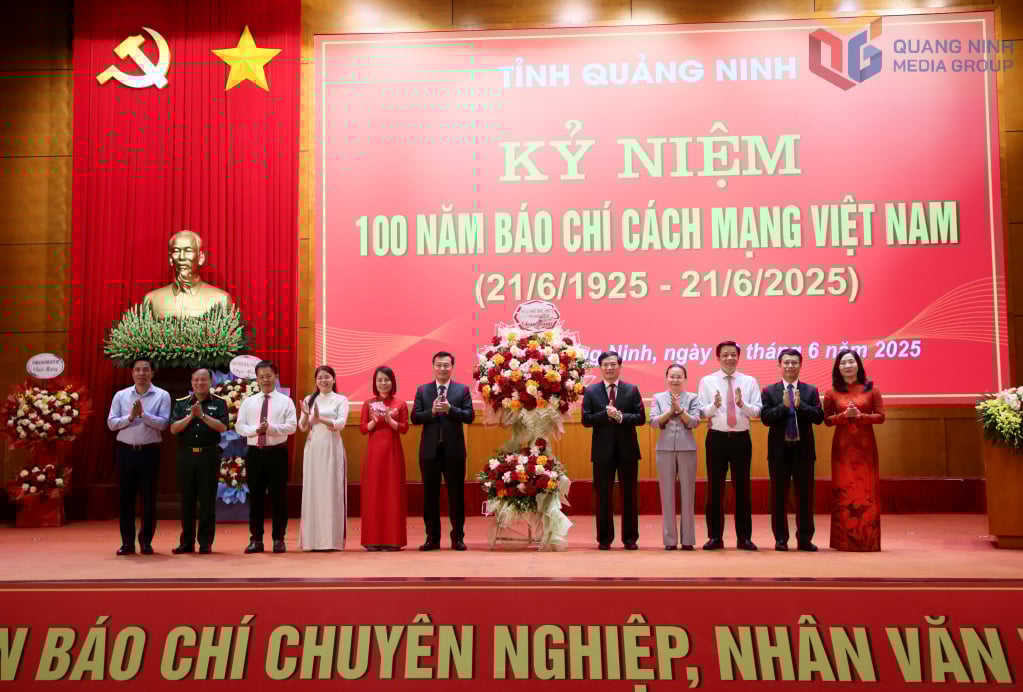 Tỉnh Quảng Ninh tặng hoa chúc mừng kỷ niệm 100 năm Ngày Báo chí Cách mạng Việt Nam, 97 năm Báo Than, 62 năm Báo Quảng Ninh ra số đầu tiên, 42 năm phát song Truyền hình Quảng Ninh. 
