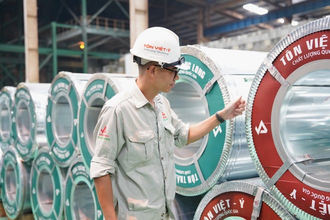 Dây chuyền sản xuất của Công ty Tôn Việt Ý. (Ảnh: Đức Duy/Vietnam+)