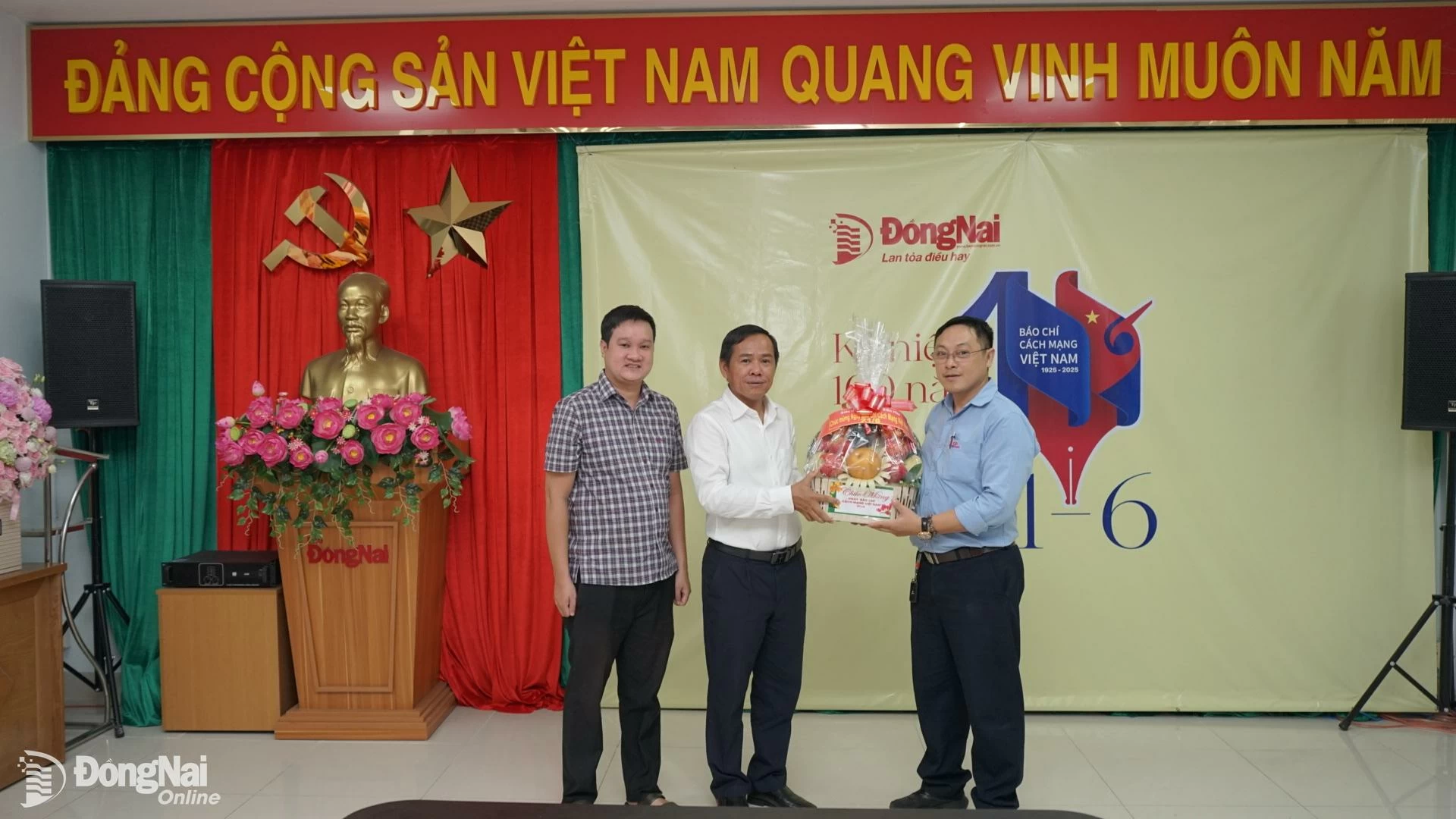 Đại diện Siêu thị Co.opmart Biên Hòa thăm và tặng hoa Báo Đồng Nai. Ảnh: Lê Duy