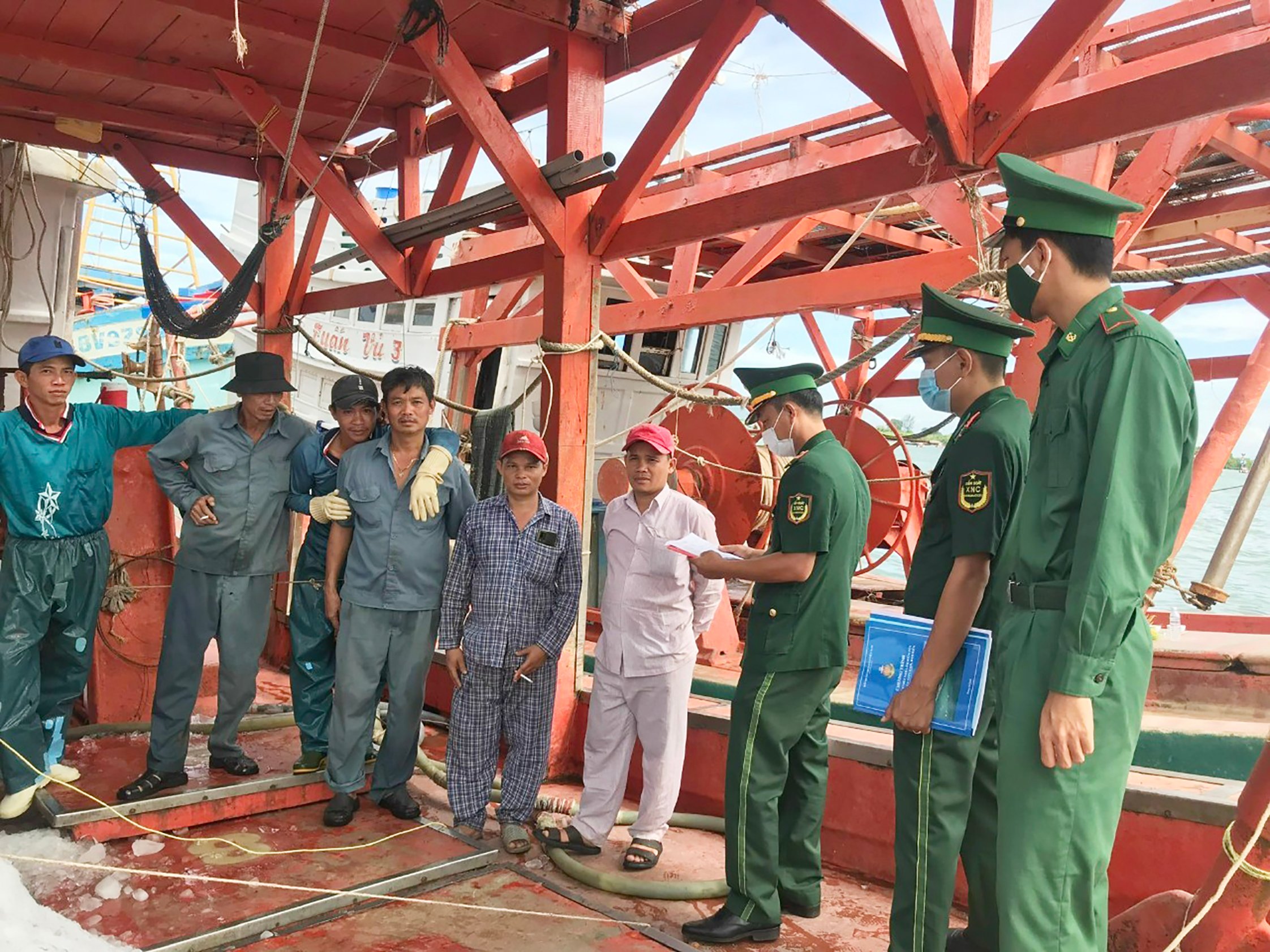 Cán bộ Trạm biên phòng cửa khẩu Cảng Vũng Tàu kiếm tra giấy tờ và thuyền viên trên tàu cá ở Cảng Cát Lở (TP.Vũng Tàu).