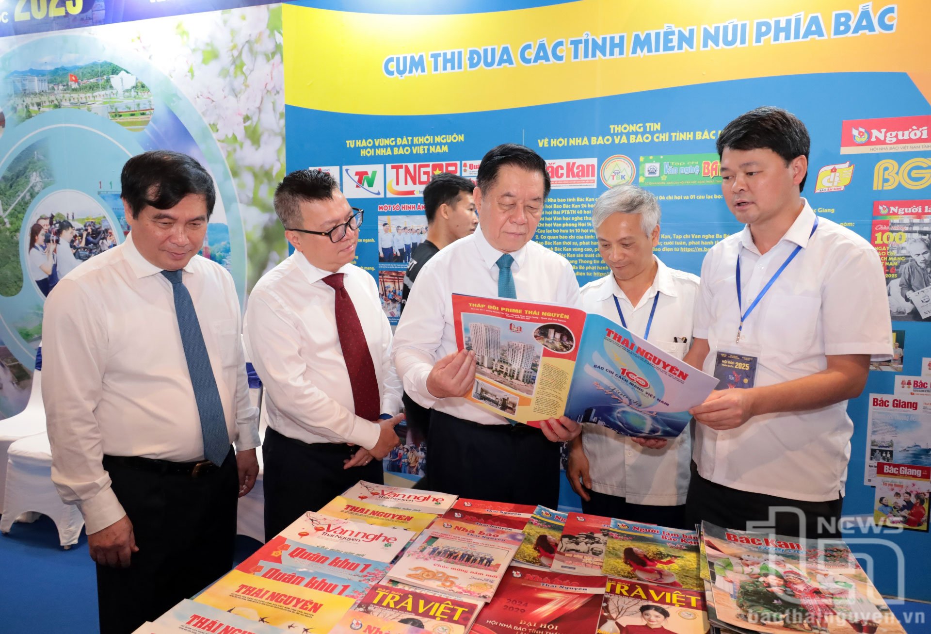 Đồng chí Nguyễn Trọng Nghĩa và đồng chí Lê Quốc Minh thăm không gian trưng bày của báo chí Thái Nguyên tại Hội Báo.