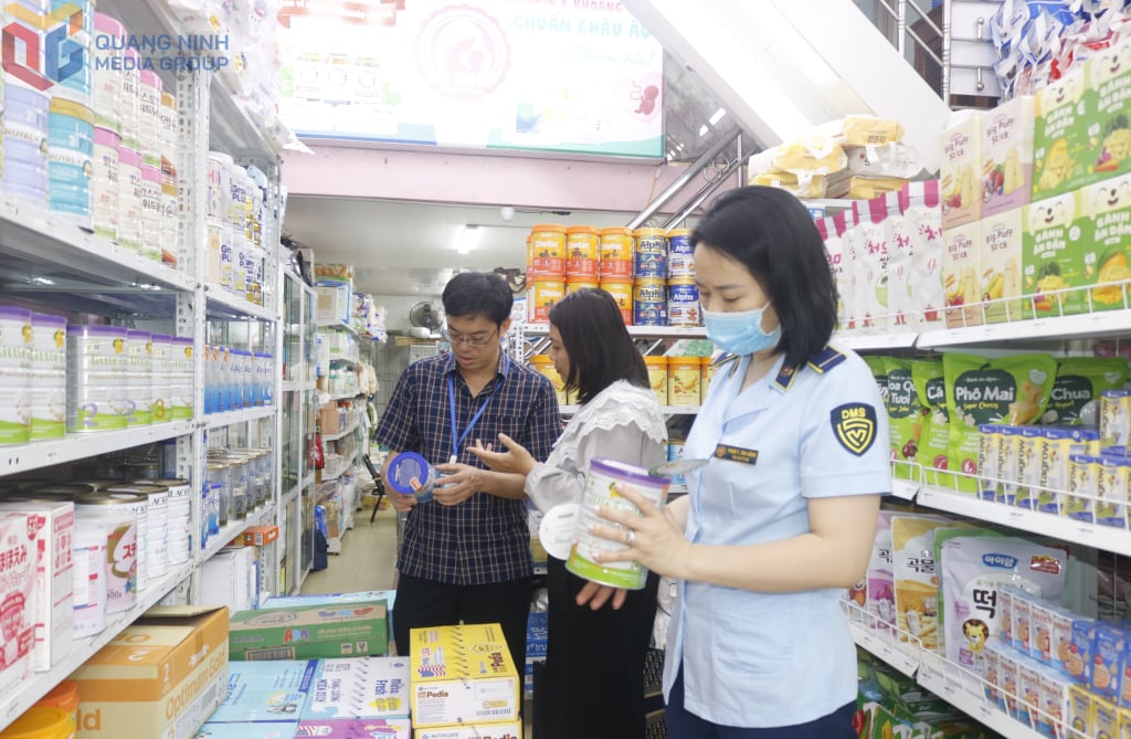 អាជ្ញាធរទីក្រុង Mong Cai ត្រួតពិនិត្យសុវត្ថិភាពម្ហូបអាហារនៅទីតាំងមួយក្នុងតំបន់។ រូបថត៖ ថៃ ខាន់