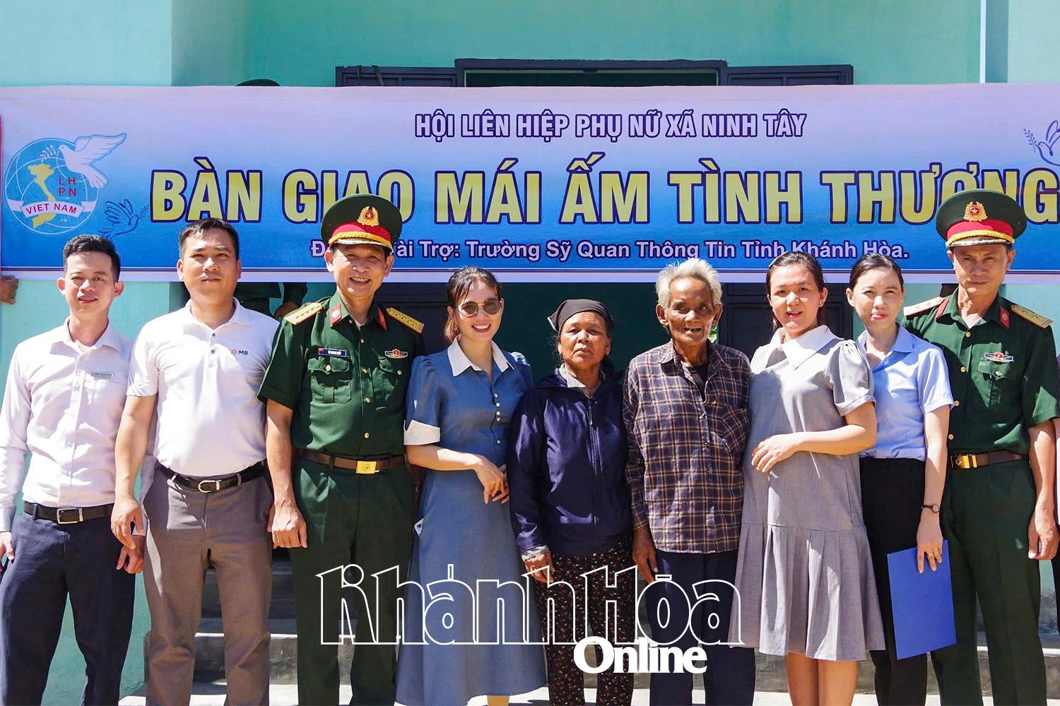 សម្ព័ន្ធសមាគមនារីឃុំ Ninh Tay ទីក្រុង Ninh Hoa បានប្រគល់ផ្ទះជម្រកនៃសេចក្តីស្រឡាញ់ ដល់គ្រួសារស្ត្រីដែលមានស្ថានភាពលំបាក។