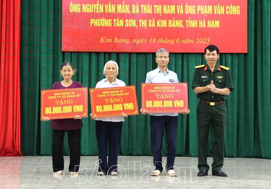 Bàn giao kinh phí hỗ trợ xây dựng 3 căn nhà tình nghĩa tại phường Tân Sơn