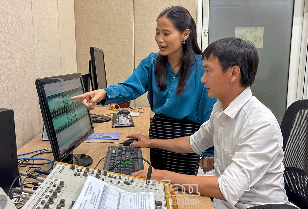 Nhà báo Phạm Ngọc Hiền chú ý đến từng chi tiết của tác phẩm.