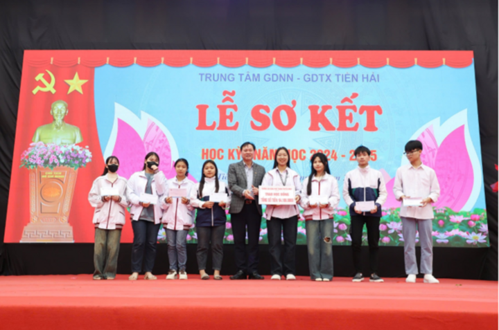 Dr. Nguyen Van Hung, Principal of the school, awarded nearly 100 million VND in scholarships in Tien Hai, helping students to have a solid future.