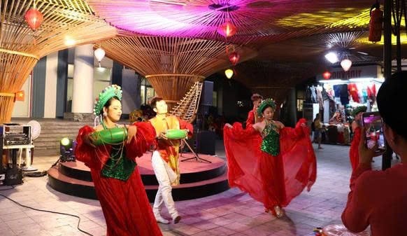Các tiết mục văn nghệ mang đậm đà bản sắc văn hóa Việt Nam.