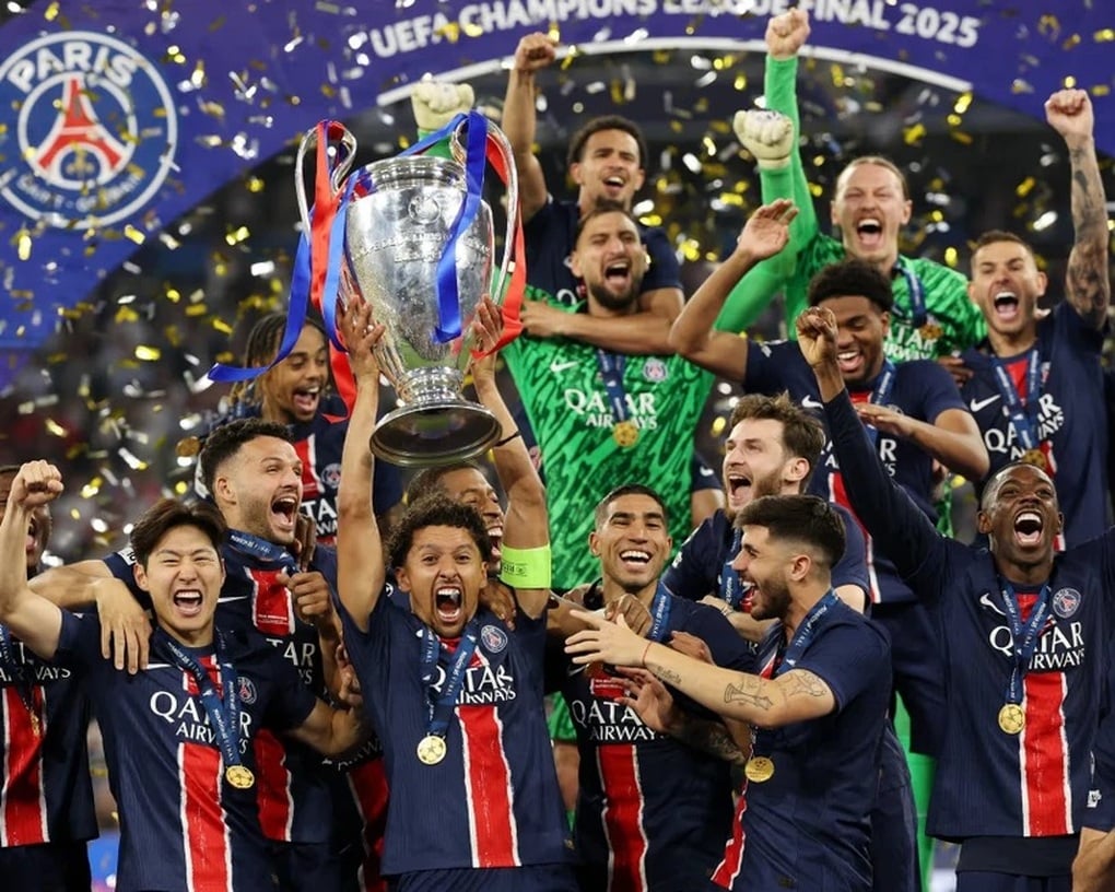 Biển người chào đón các cầu thủ PSG ăn mừng chức vô địch Champions League - 10