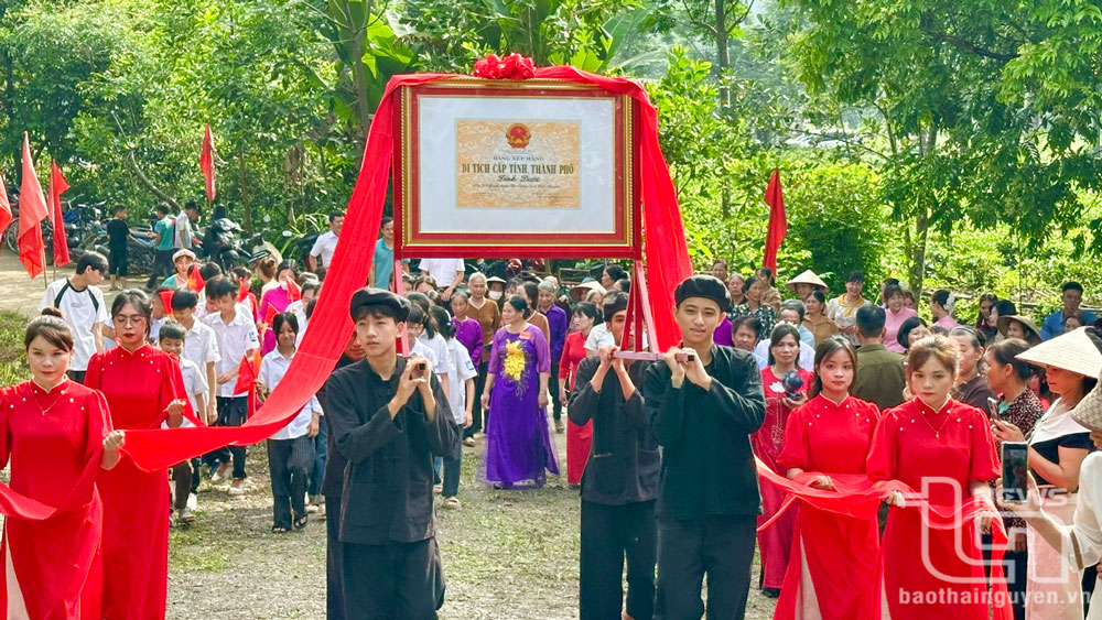 Lễ rước Bằng xếp hạng di tích đình Dưới.