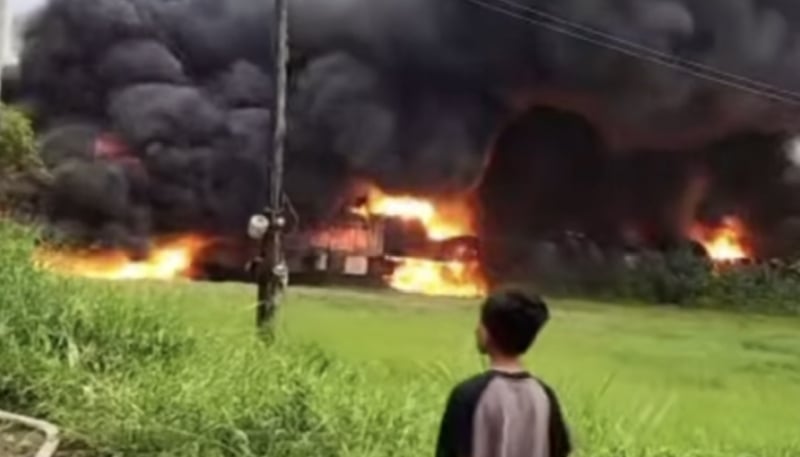 На заводе по производству пластика площадью в сотни квадратных метров в Хокмоне -1 вспыхнул огромный пожар