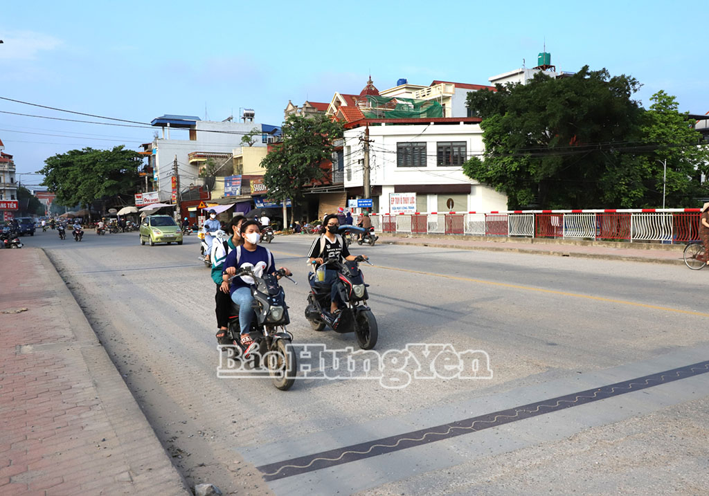 សិស្ស​បើក​បរ​ក្បែរ​គ្នា​និយាយ​គ្នា។ រូបថត​ម៉ោង​៥​ល្ងាច ថ្ងៃទី ៣០ ឧសភា នៅទីក្រុង Luong Bang។