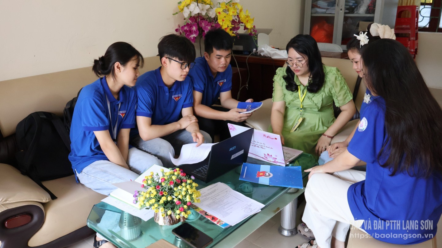Dưới mái trường phổ thông, các CLB truyền thông với hoạt động sản xuất bản tin học đường, video tuyên truyền và chương trình phát thanh... do chính học sinh thực hiện, đang dần trở thành “vườn ươm” nuôi dưỡng đam mê nghề báo cho thế hệ trẻ Lạng Sơn.