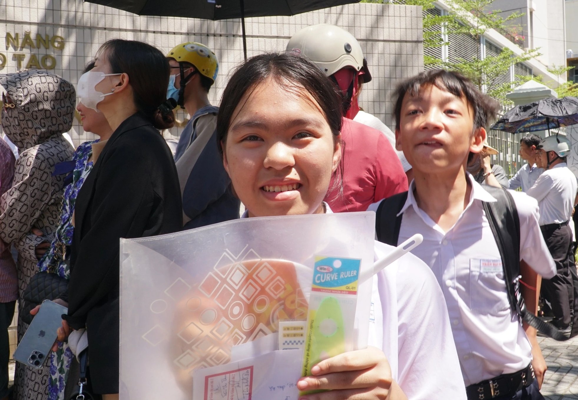 Sĩ tử Đà Nẵng nhẹ nhõm với đề văn lớp 10 'thuyết phục cha mẹ đồng hành' - Ảnh 3.