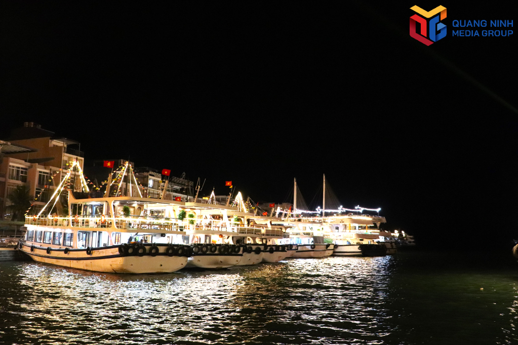 Những con tàu được đóng mới với cơ sở vật chất khang trang, hiện đại sẵn sàng đón khách.