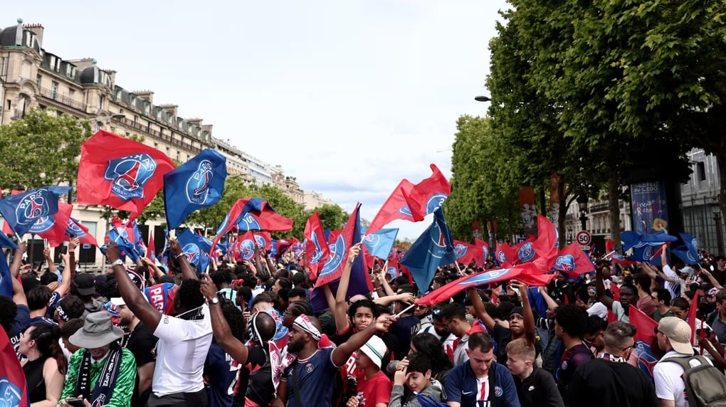 Biển người chào đón các cầu thủ PSG ăn mừng chức vô địch Champions League - 4
