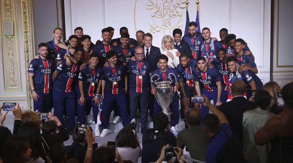 Biển người chào đón các cầu thủ PSG ăn mừng chức vô địch Champions League - 8