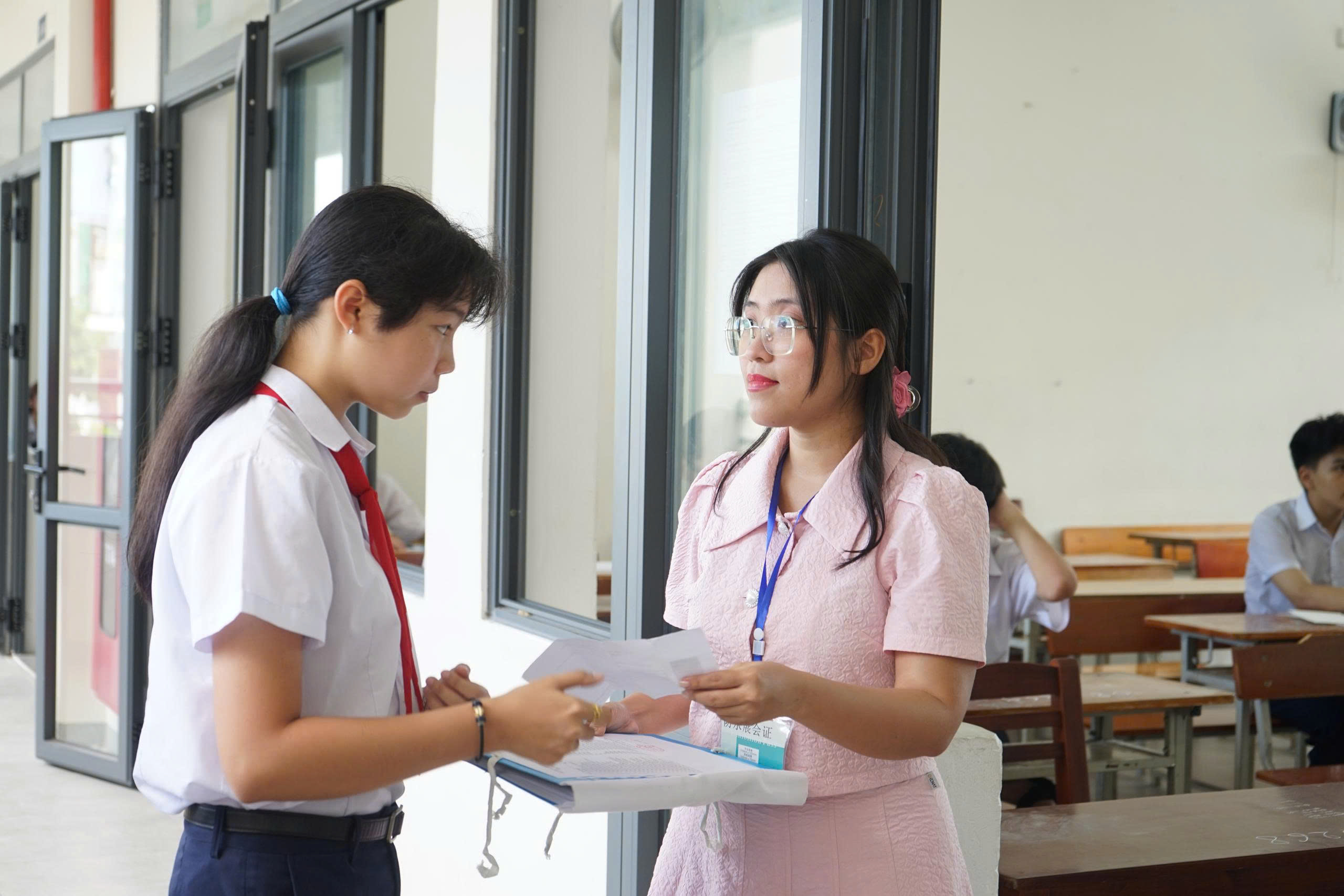 Thi tuyển sinh lớp 10: Gửi ước mơ ba mẹ vào trang giấy thi - Ảnh 5.